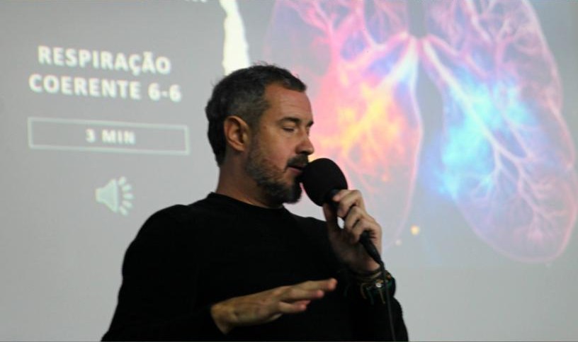 Guilherme conduzindo a respiração coerente ao microfone