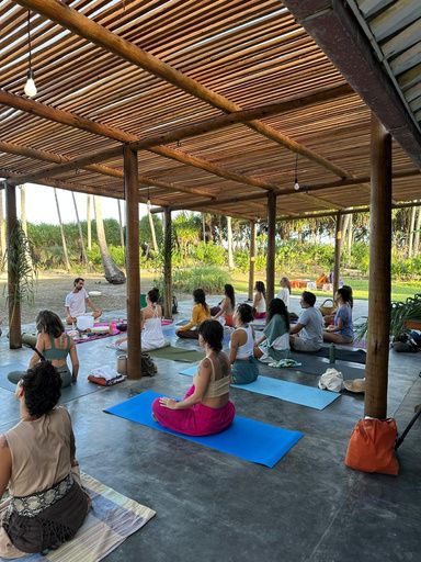 Grupo praticando respiração em um deck na natureza