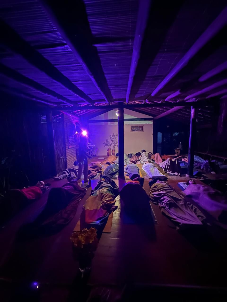 Vivência de breathwork com luz roxa